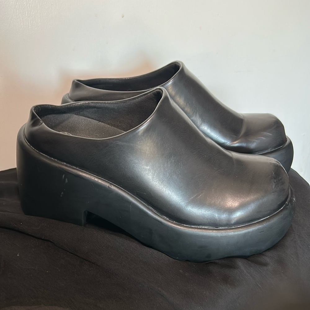 Tuk anarchic bubble clogs